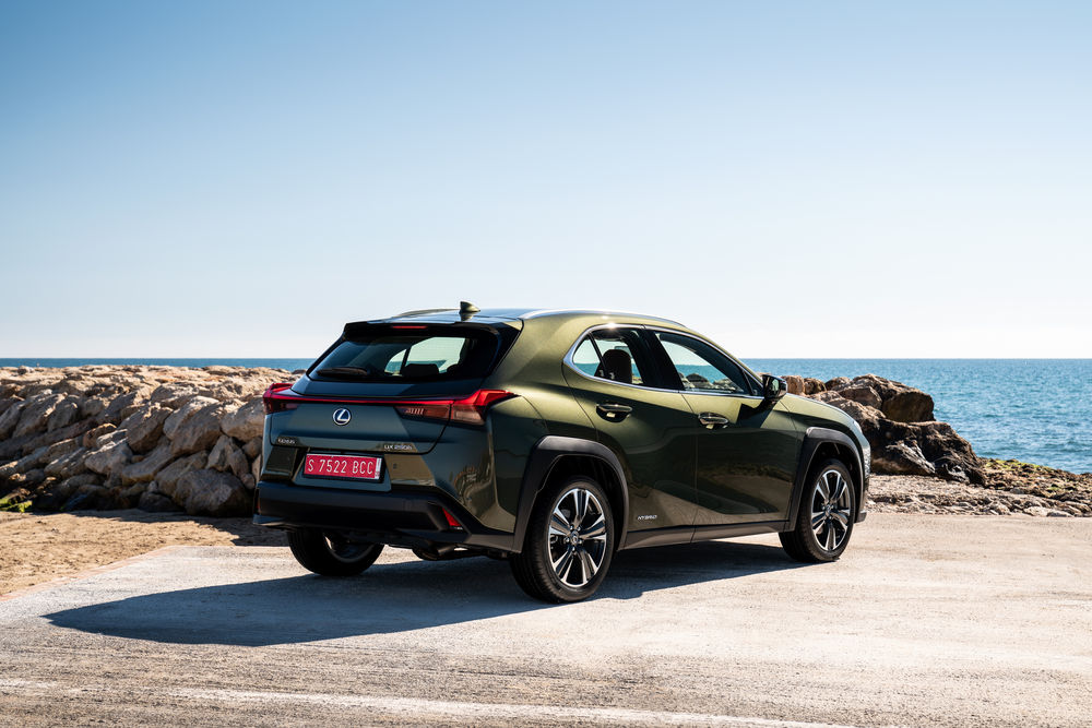 2019_Lexus_UX_250h_Terrane_Khaki_02.jpg