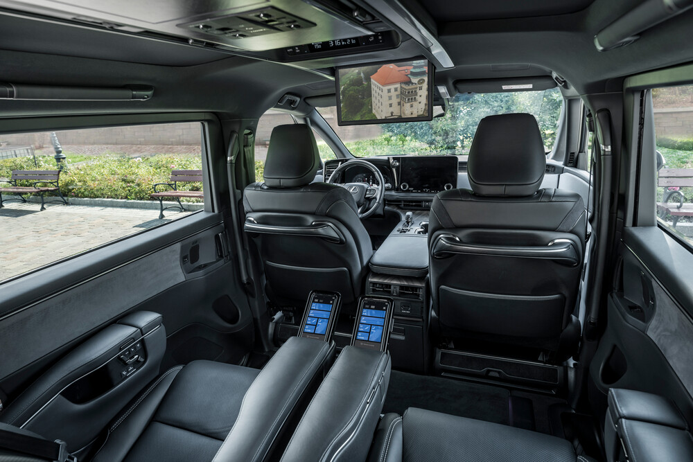 2023_LEXUS_LM_350h_7Seater_White_DPL_Detail_002.jpg