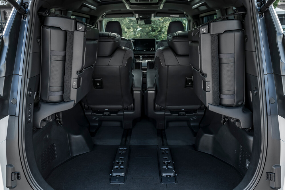 2023_LEXUS_LM_350h_7Seater_White_DPL_Detail_004.jpg