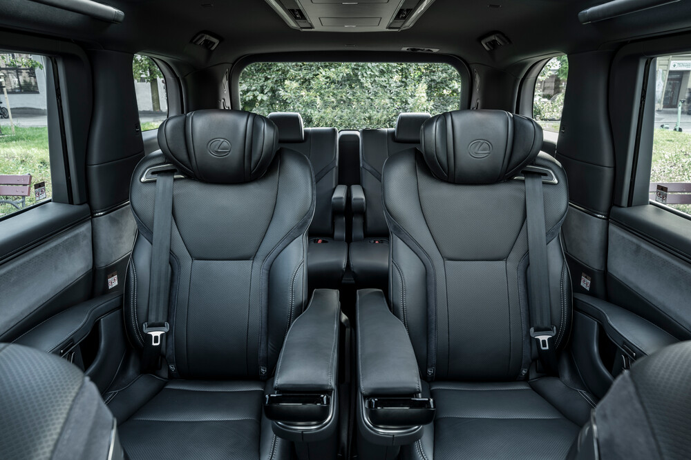 2023_LEXUS_LM_350h_7Seater_White_DPL_Detail_003.jpg