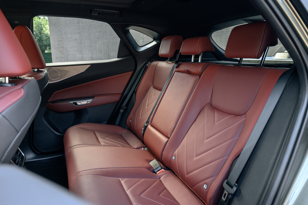 nx350h_luxury_interior_006.jpg